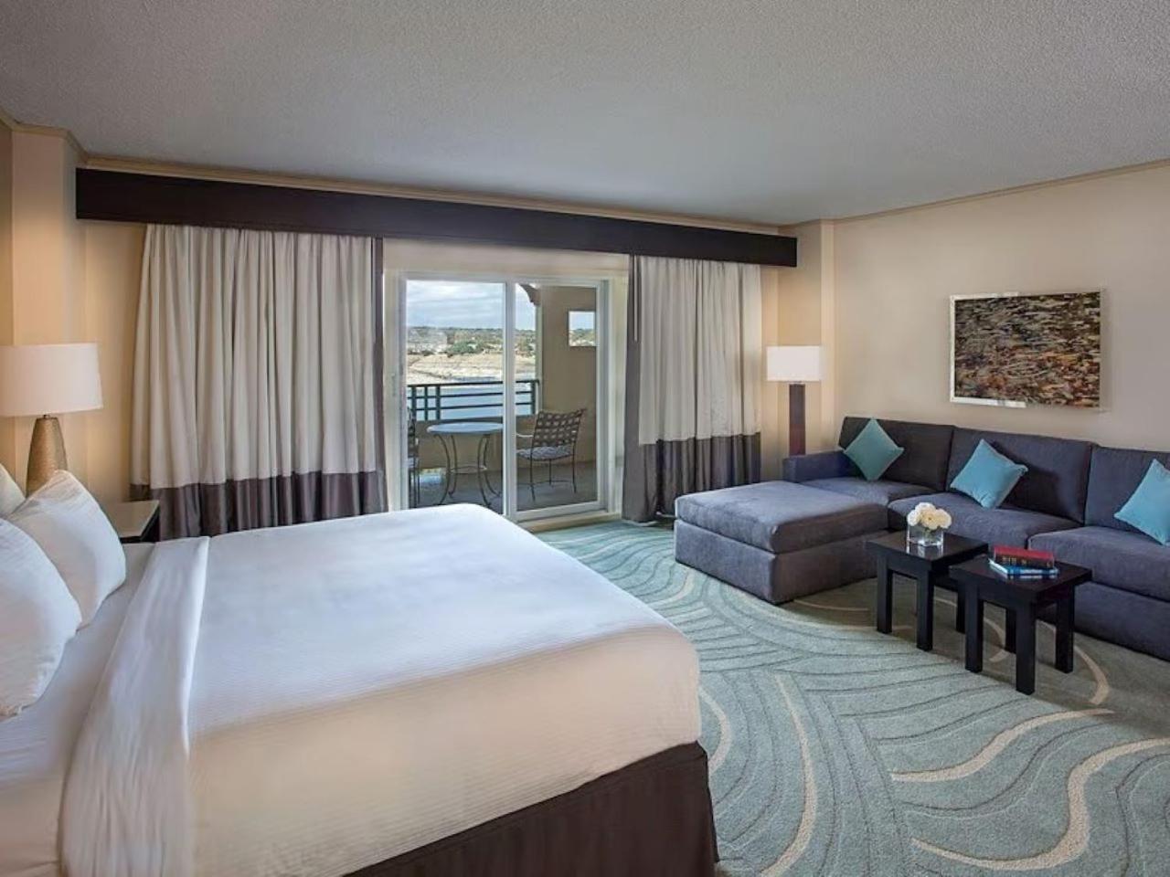 & 4* Lakeway