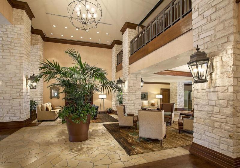 & 4* Lakeway